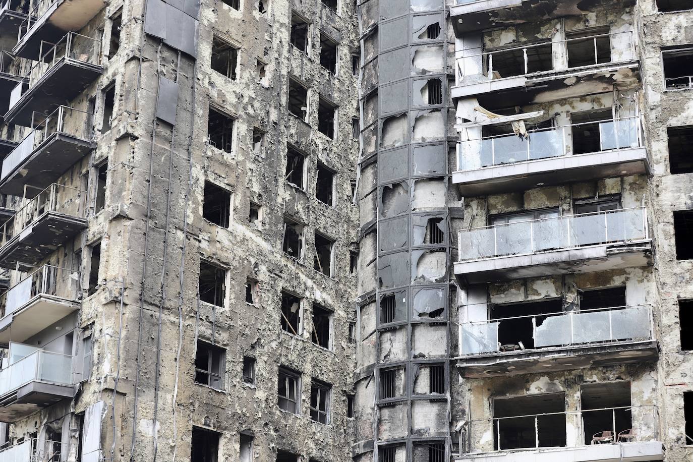 Fotos de las labores de desescombro del edificio incendiado en Campanar