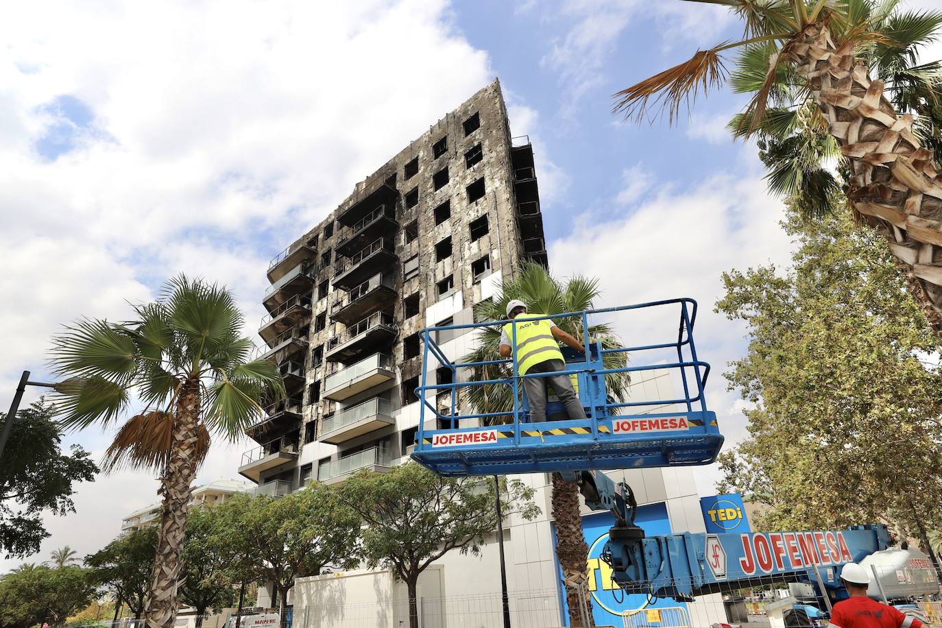 Fotos de las labores de desescombro del edificio incendiado en Campanar