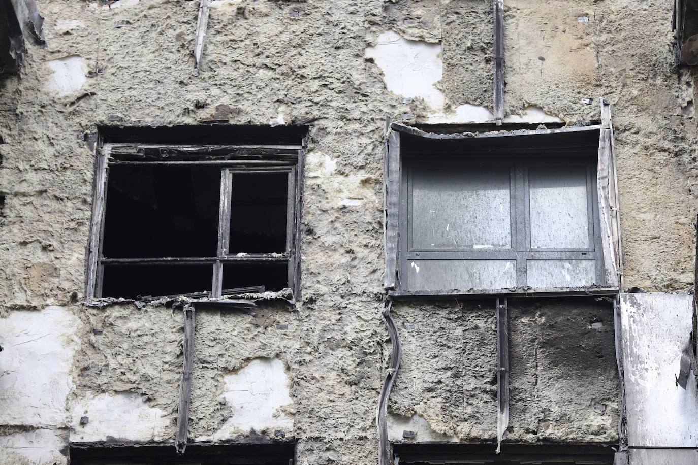 Fotos de las labores de desescombro del edificio incendiado en Campanar