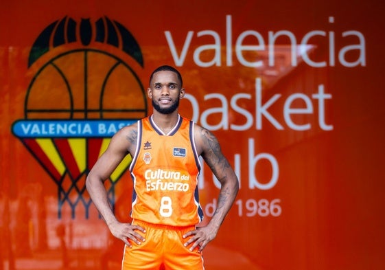 Jean Montero posa en la entrada de L'Alqueria del Basket, en la Plaza de la Afición.