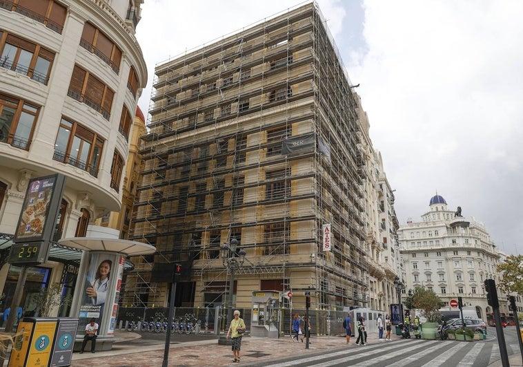 Fachada del antiguo edificio de Telefónica en la plaza del Ayuntamiento.