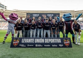 Los nuevos fichajes, posando en el Ciutat de València.