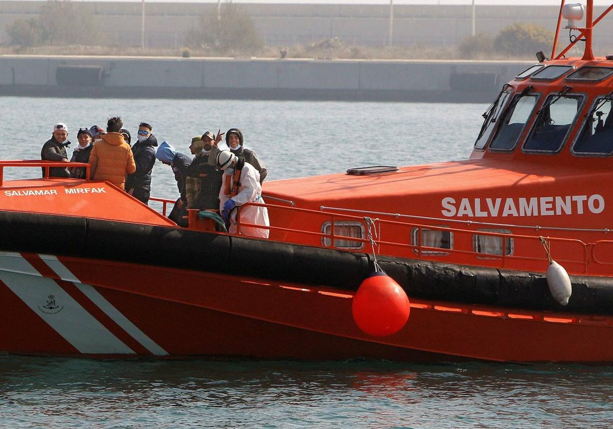 Salvamento rescata a varias personas, en una imagen de archivo.