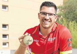 Héctor Cabrera posa con la medalla conseguida en el Europeo paralímpico de Berlín.