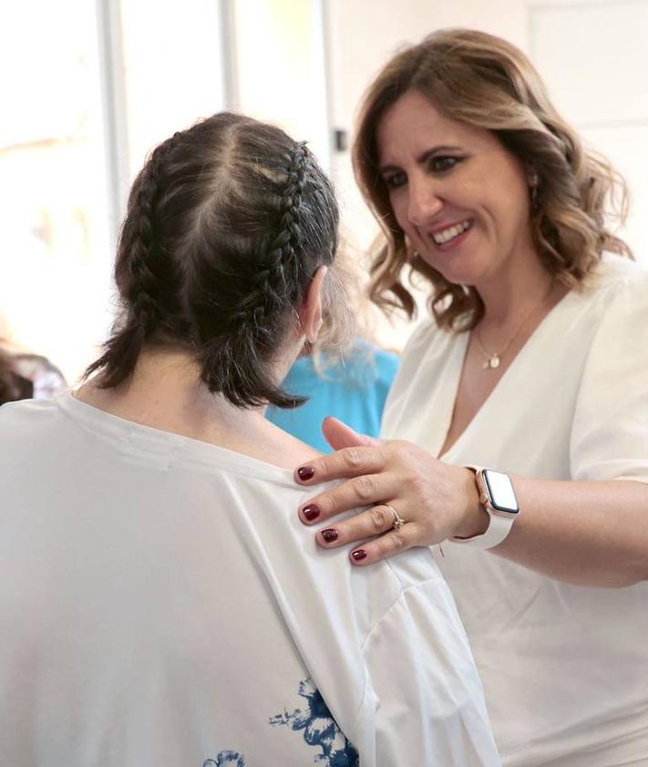 Imagen secundaria 2 - La alcaldesa de Valencia, sentada junto a Esther Koplowitz. A su derecha, sus hijas Esther y Alicia. Las autoridades han podido saludar a los residentes de 'La Nostra Casa'.