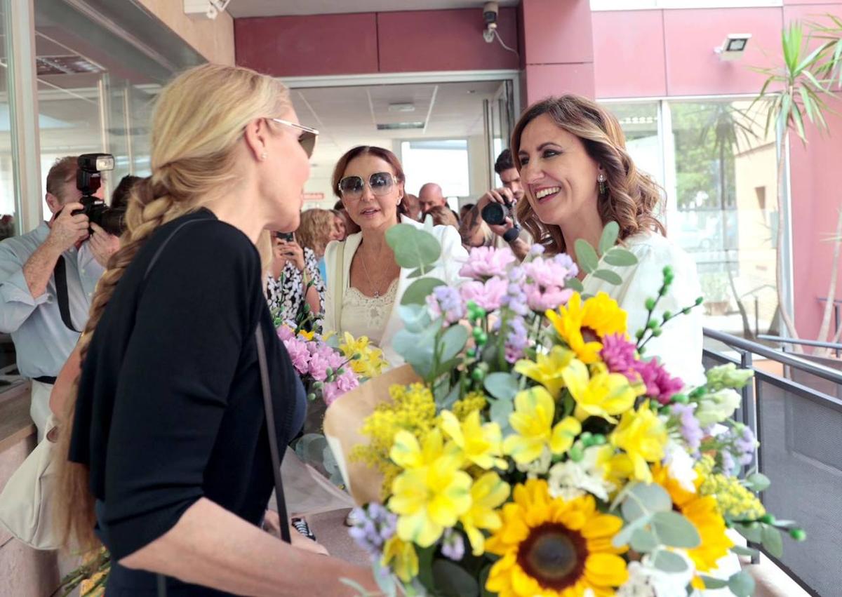 Imagen secundaria 1 - La alcaldesa de Valencia, sentada junto a Esther Koplowitz. A su derecha, sus hijas Esther y Alicia. Las autoridades han podido saludar a los residentes de 'La Nostra Casa'.