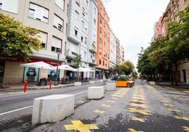 Supermanzana de la Petxina, con hitos de hormigón para delimitar la zona peatonal y para que no aparquen coches.