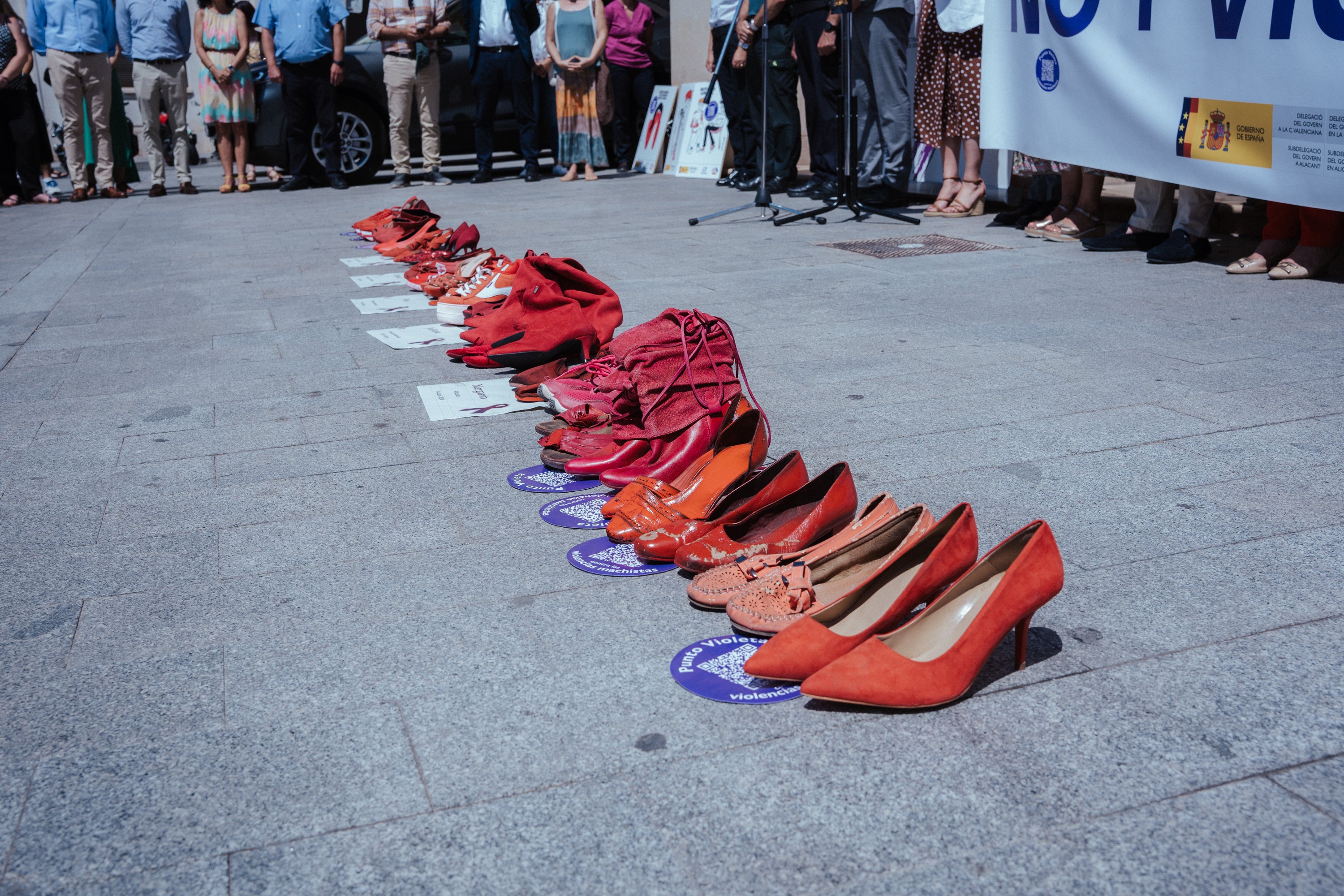 Zapatos y prendas de ropa roja colocadas en recuerdo a las víctimas tras el asesinato de una mujer en julio en Alicante.