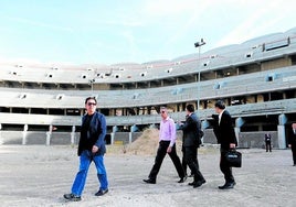 Peter Lim, con gafas de sol y a la izquierda, visita las obras del nuevo Mestalla en una imagen de archivo.