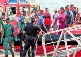 MIgrantes en el puerto de Alicante.