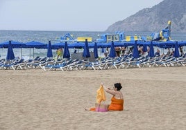 Turista en la playa de Benidorm.