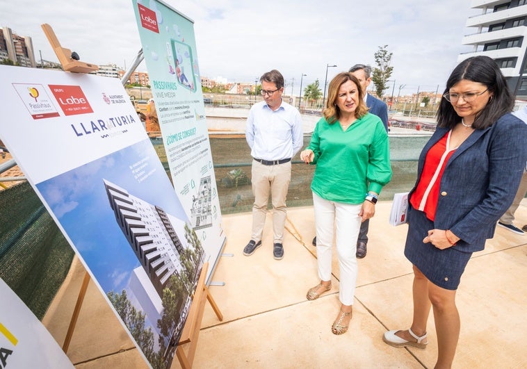 La alcaldesa de Valencia, María José Catalá y el concejal de Urbanismo, Juan Giner, en Turianova.