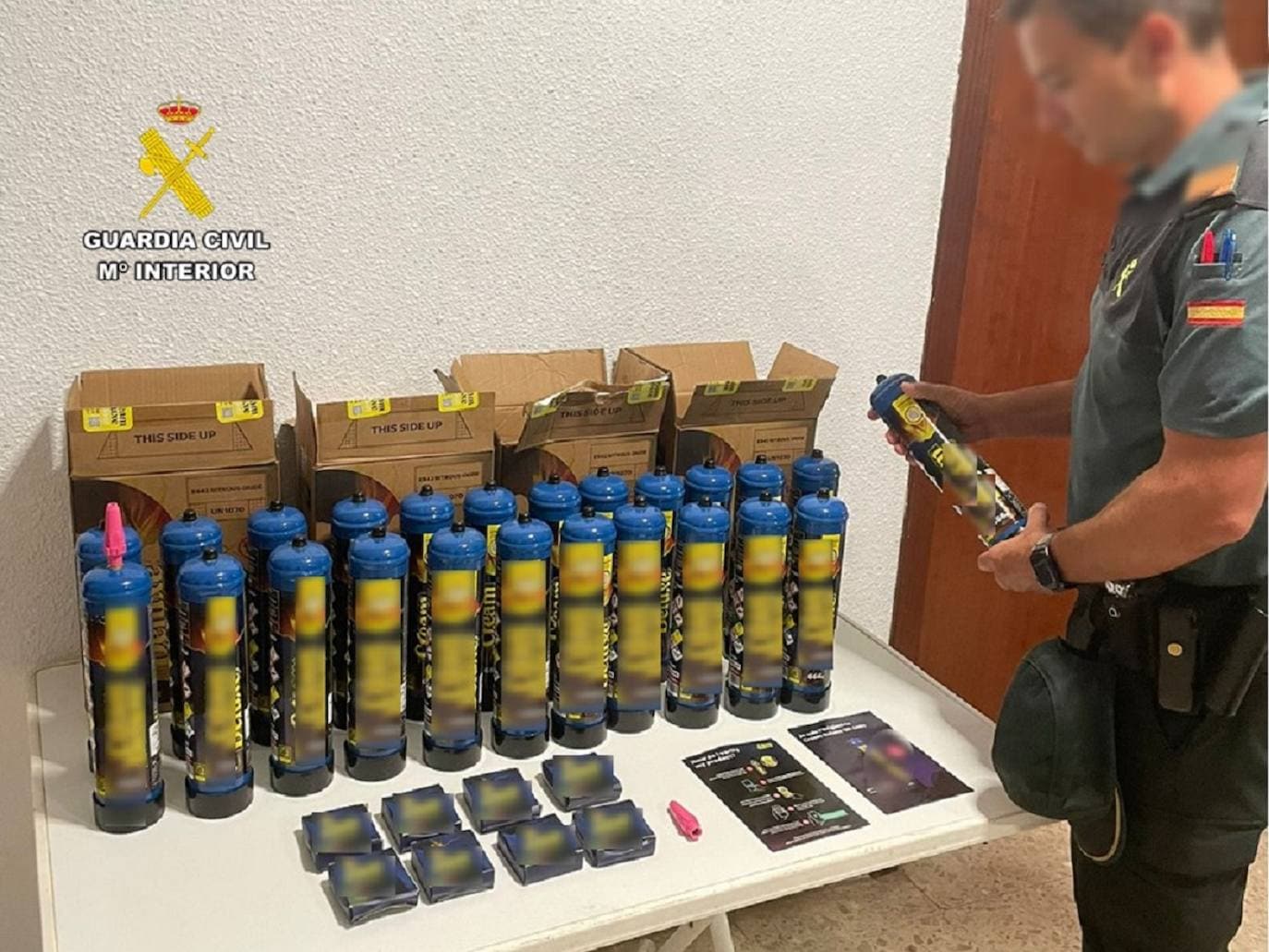 La Guardia Civil interviene en Xàbia 24 botellas de gas de la risa 