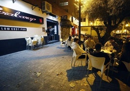 Clientes en pubs de la calle Polo y Peyrolón ayer por la tarde.