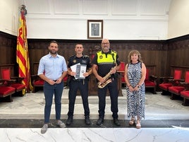 El alcalde, Darío Moreno, y la concejala de Policía, María José Carrera, junto a los dos agentes.