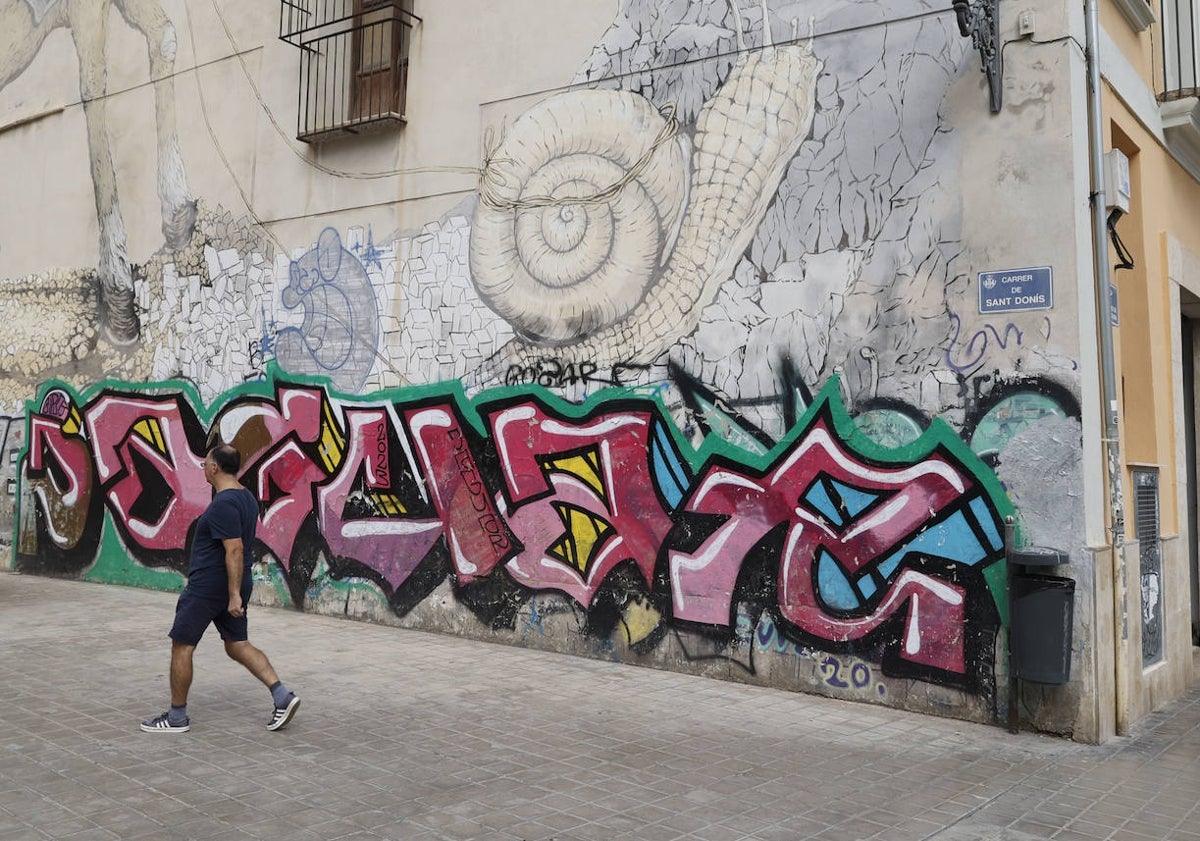 Imagen principal - Pintadas en el centro de Valencia.