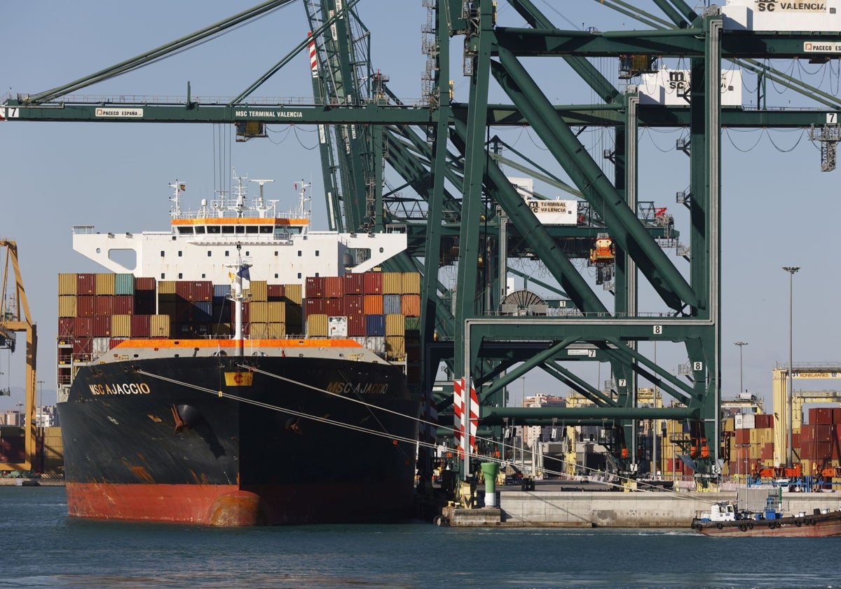 Un portacontenedores en el puerto de Valencia.