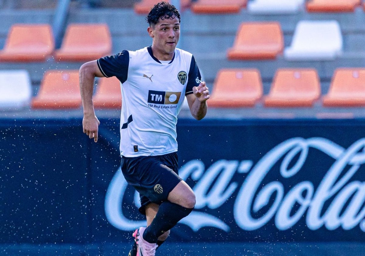 Warren Madrigal, durante un partido en el Puchades con el Valencia Mestalla.