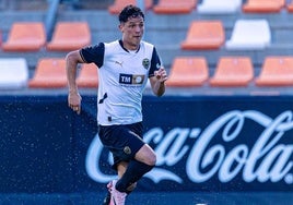 Warren Madrigal, durante un partido en el Puchades con el Valencia Mestalla.