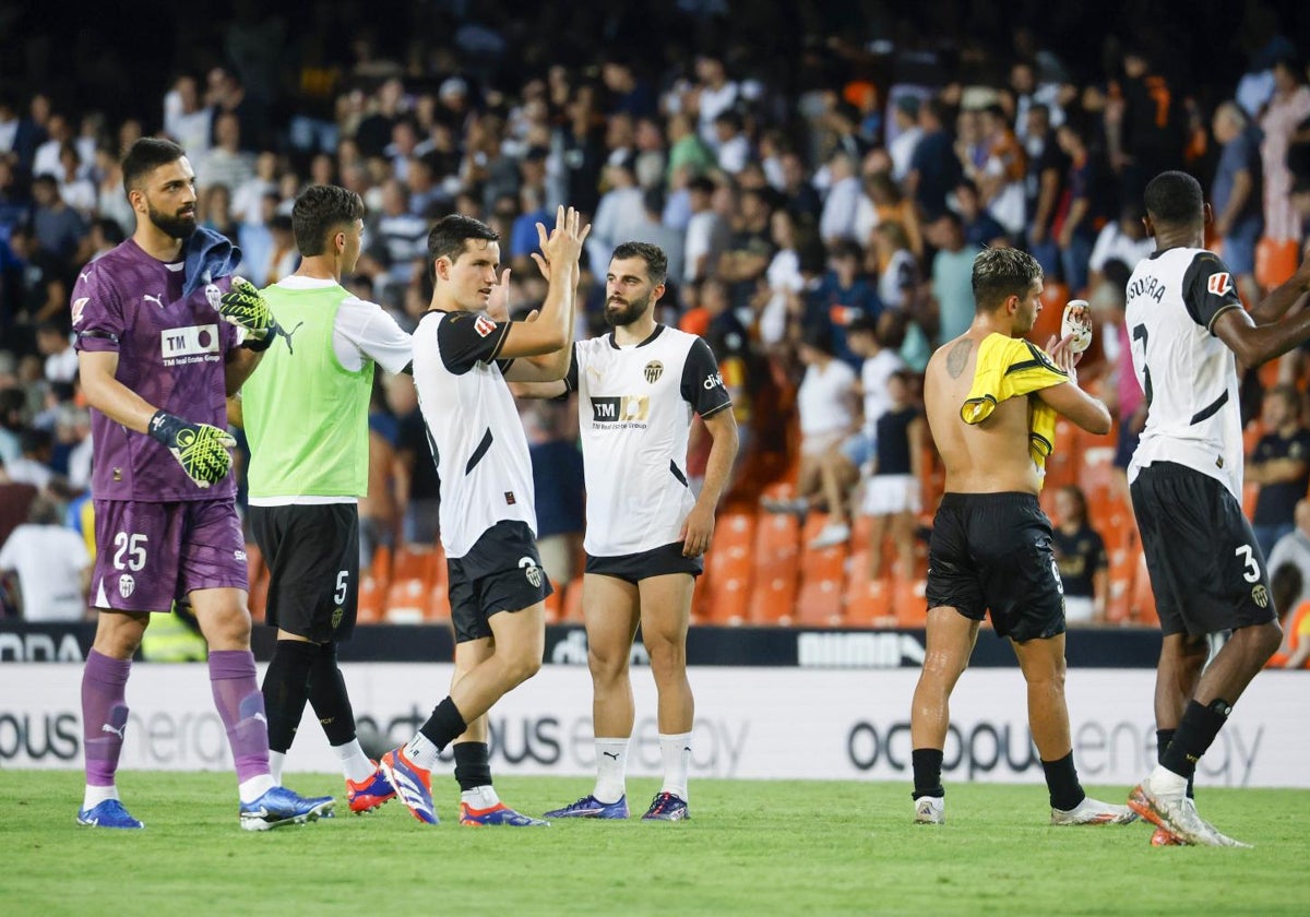 Los jugadores del Valencia se despiden de la afición en Mestalla.