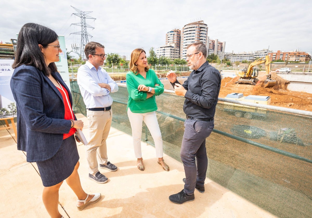 La alcaldesa de Valencia, María José Catalá, y el edil de Urbanismo, Juan, en la visita a las obras de una finca que han conseguido por permuta de suelo en Turianova.