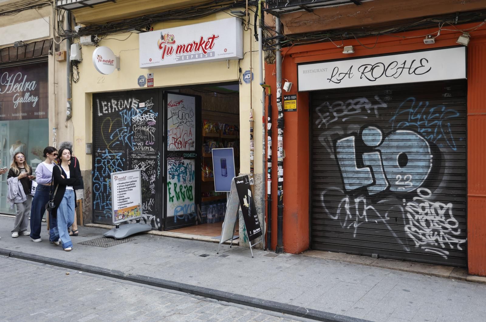 Graffitis y vandalismo en el centro histórico de Valencia