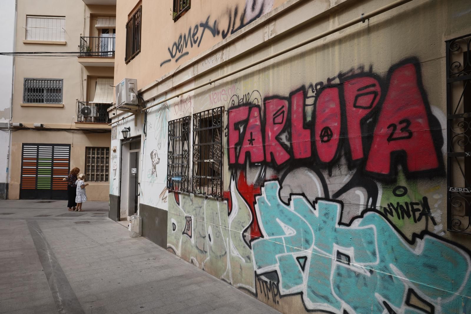 Graffitis y vandalismo en el centro histórico de Valencia