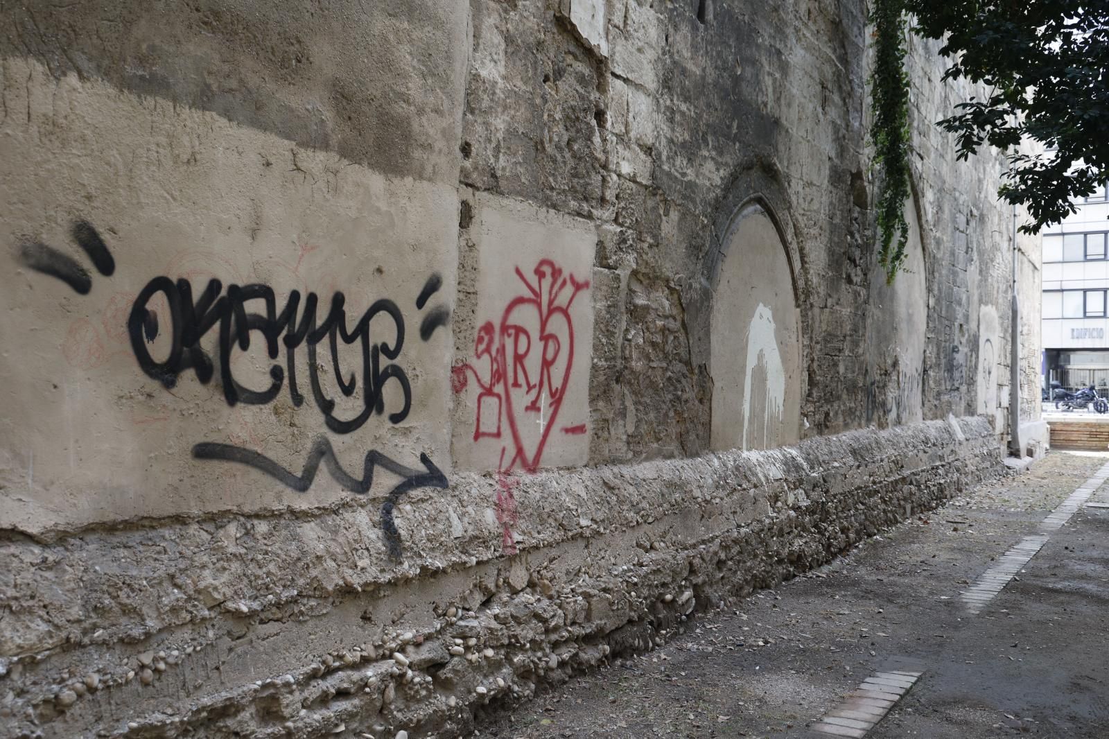 Graffitis y vandalismo en el centro histórico de Valencia