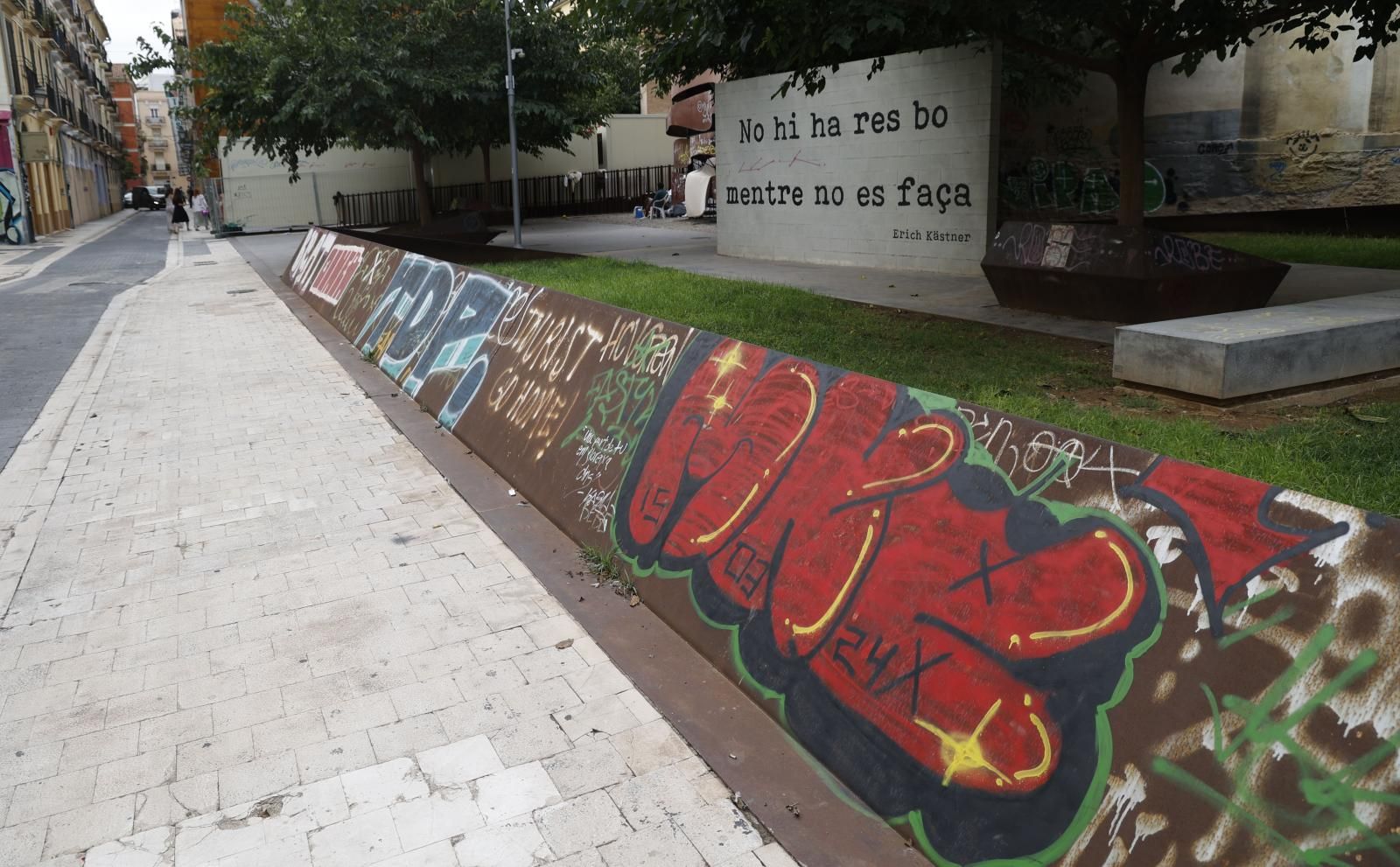 Graffitis y vandalismo en el centro histórico de Valencia