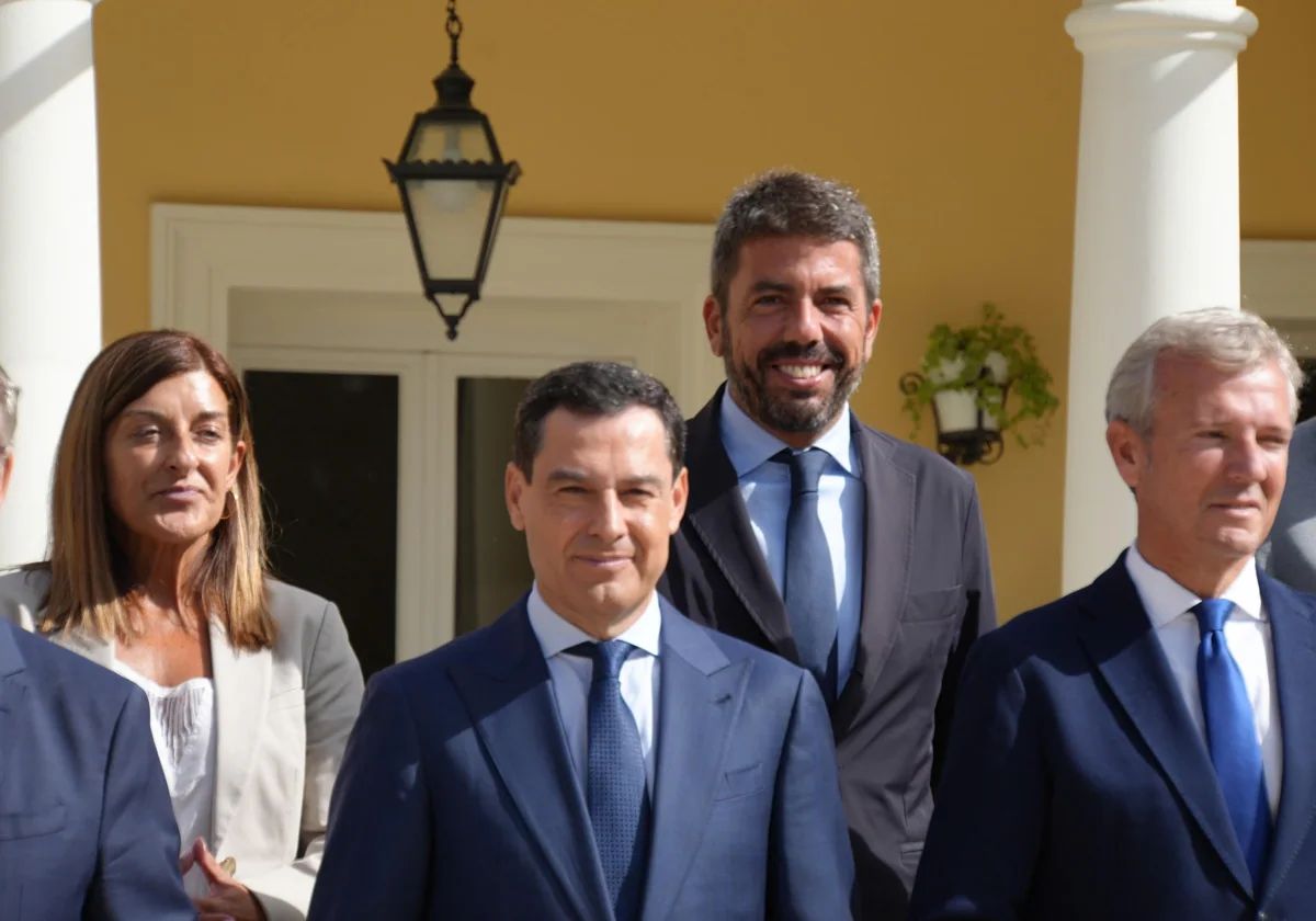 Mazón, este viernes, entre barones del PP asistentes a la reunión.