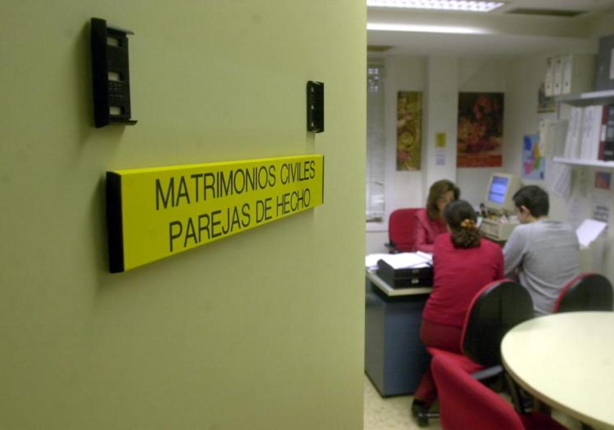 Un despacho municipal donde se solicitan las bodas civiles y el registro de parejas de hecho, en unan de archivo.
