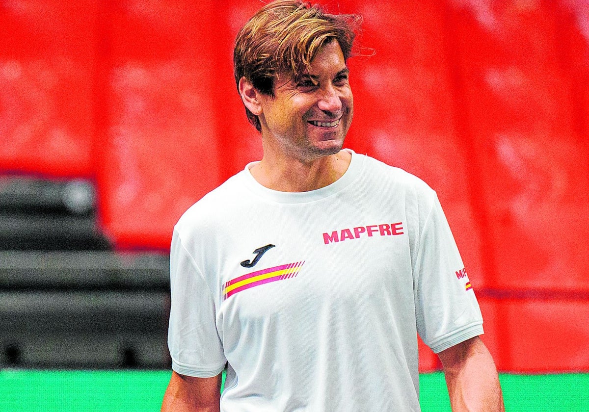 El capitán del equipo español de Copa Davis, David Ferrer, durante un entrenamiento en la Fonteta.