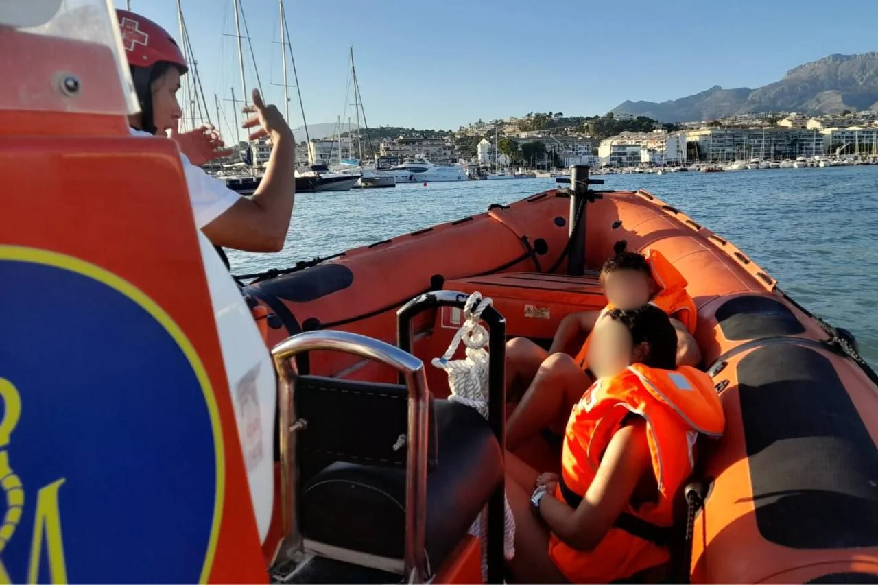 Rescatan a dos surfistas que habían quedado atrapados en una cueva de l’Alfàs del Pi 