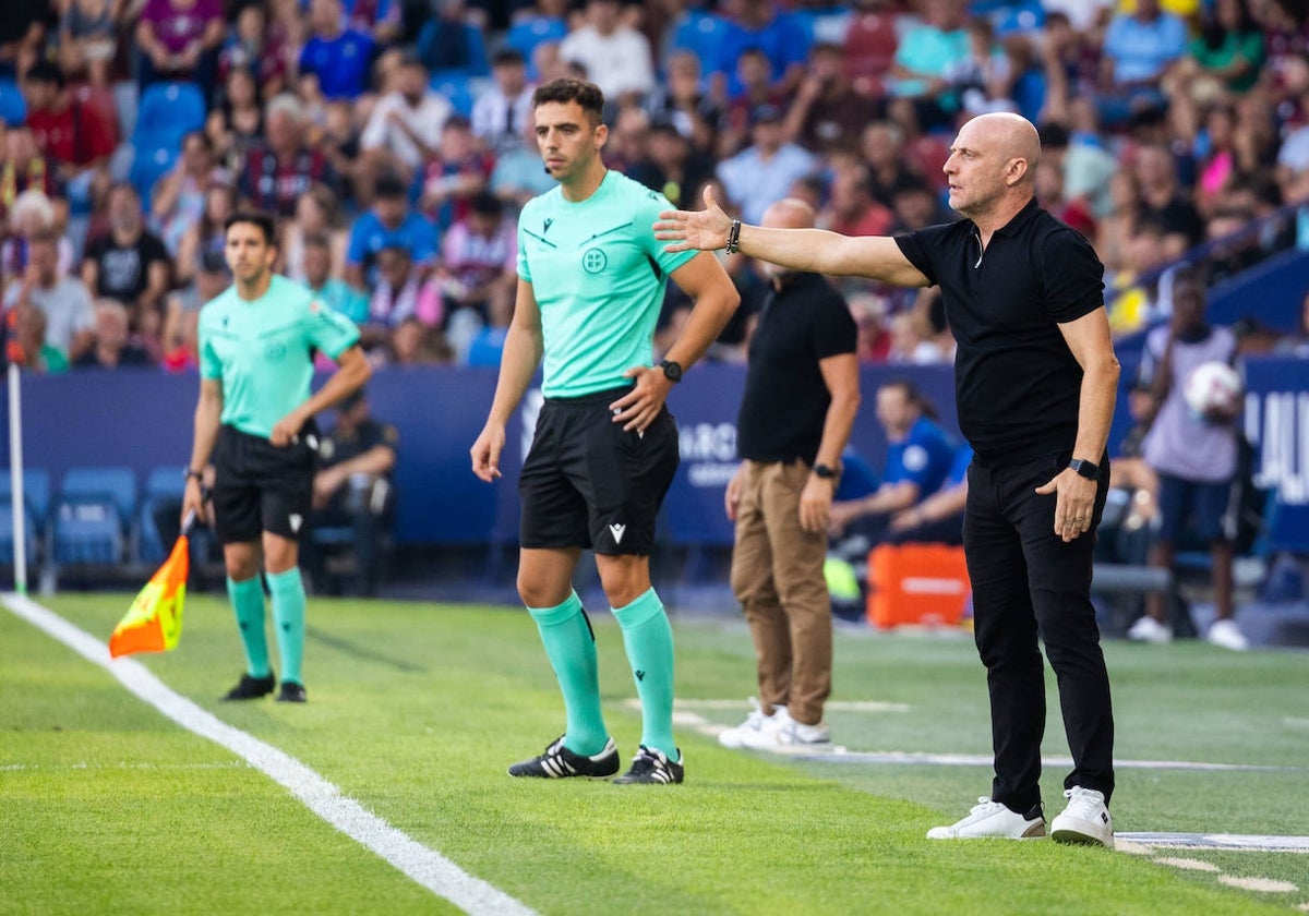 Julián Calero da indicaciones a sus jugadores durante el partido contra el Cádiz.