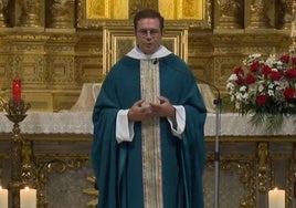 El sacerdote Jesús Corbí es el párroco que imparte la Santa Misa en la televisión valenciana.