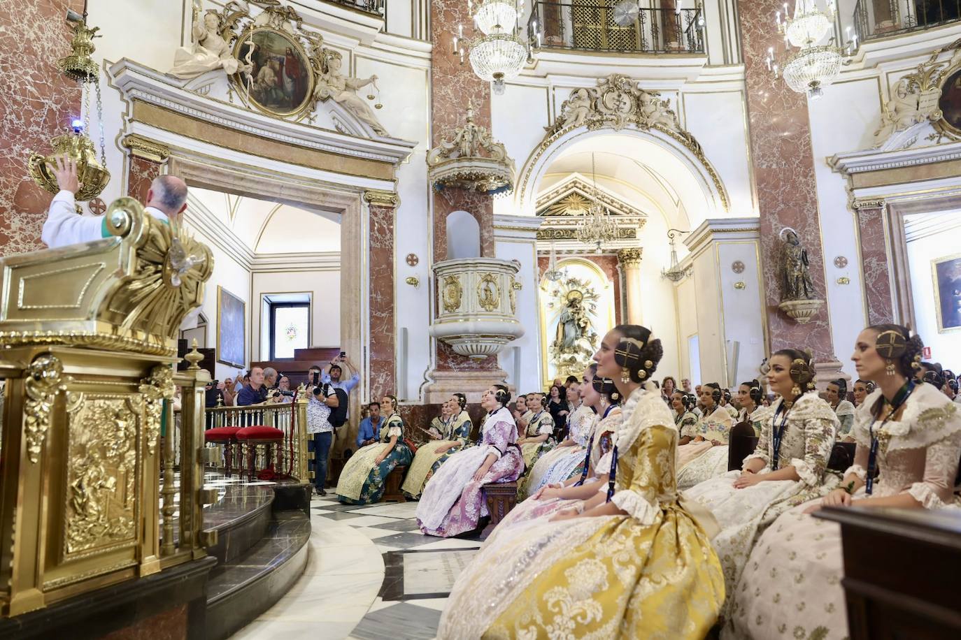 Las candidatas a fallera mayor de Valencia 2025 visitan la Basílica de la Virgen