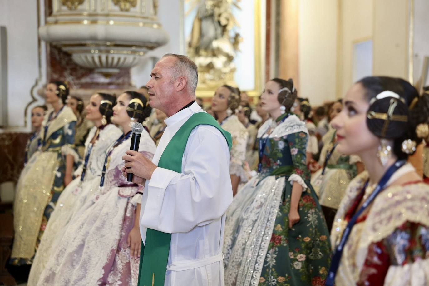 Las candidatas a fallera mayor de Valencia 2025 visitan la Basílica de la Virgen