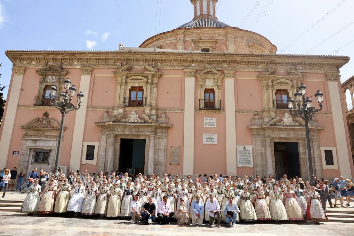 Las candidatas a fallera mayor de Valencia 2025 visitan la Basílica de la Virgen