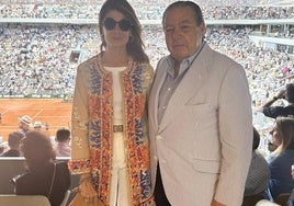 «Soy fan de combinar top y pantalón básico con chaqueta tipo kaftán, esta de Topolina que usé cuando asistimos al Roland Garros. Lo acompañé de un bolso de mano de Loewe».