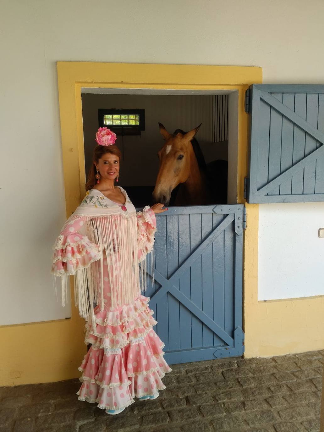 Esther Pastor, vestida de flamenca. La pareja tiene casa en Sevilla y cada año asiste a la Feria de Abril, donde tienen caseta.