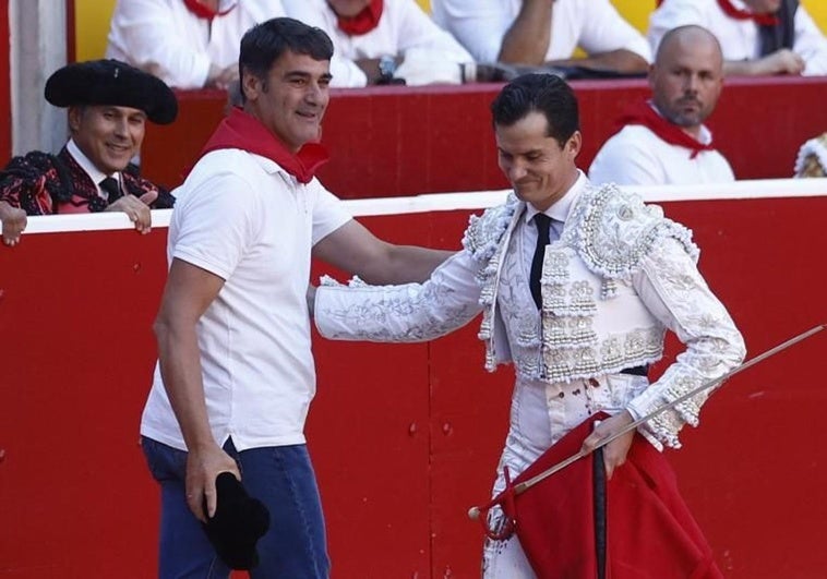 El diestro Daniel Luque (d) y el ex torero Jesulin de Ubrique antes de comenzar la lidia a su segundo toro de la tarde en la tercera de abono de la Feria del Toro de los Sanfermines 2022.