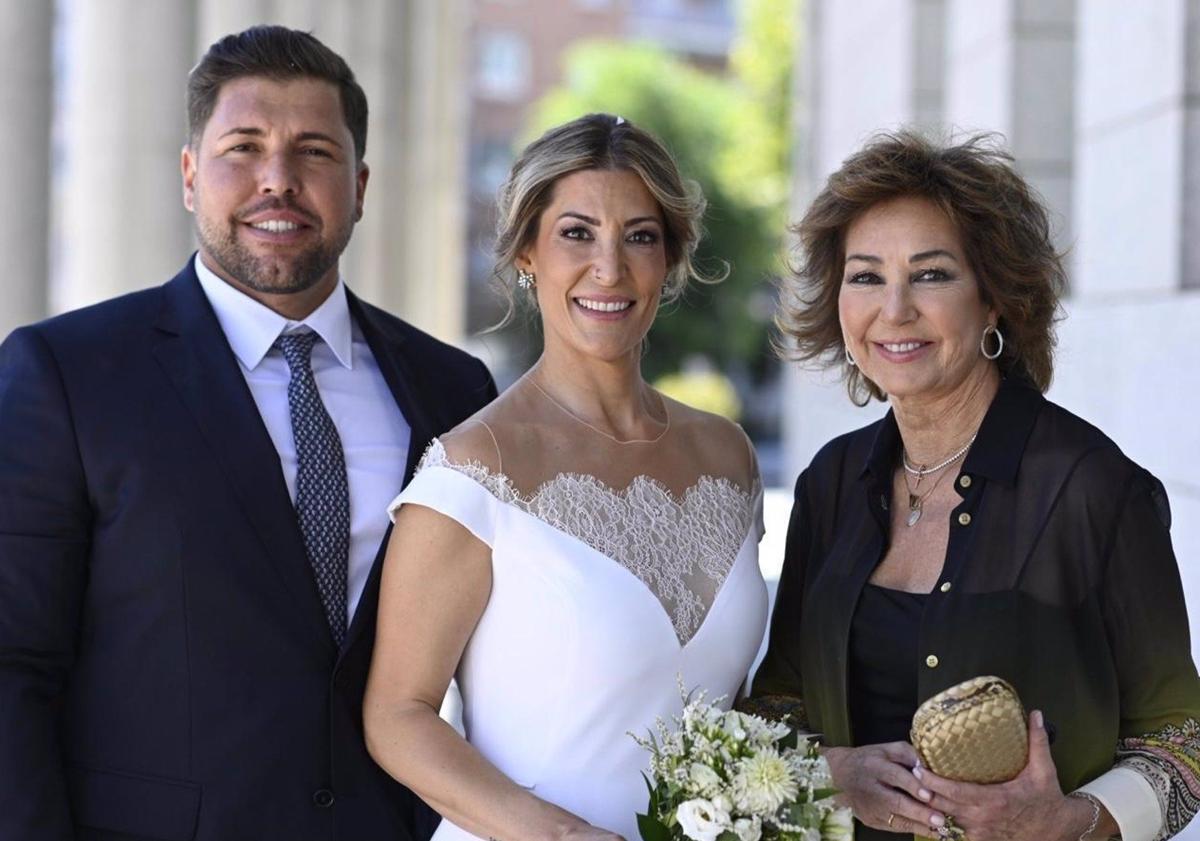 Imagen principal - El invitado sorpresa a la boda de Kike, el sobrino de Ana Rosa Quintana, y Cristina que terminó robándoles el protagonismo a los novios