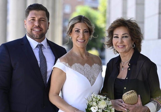 Ana Rosa Quintana junto a los novios, Kike Quintana y Cristina.