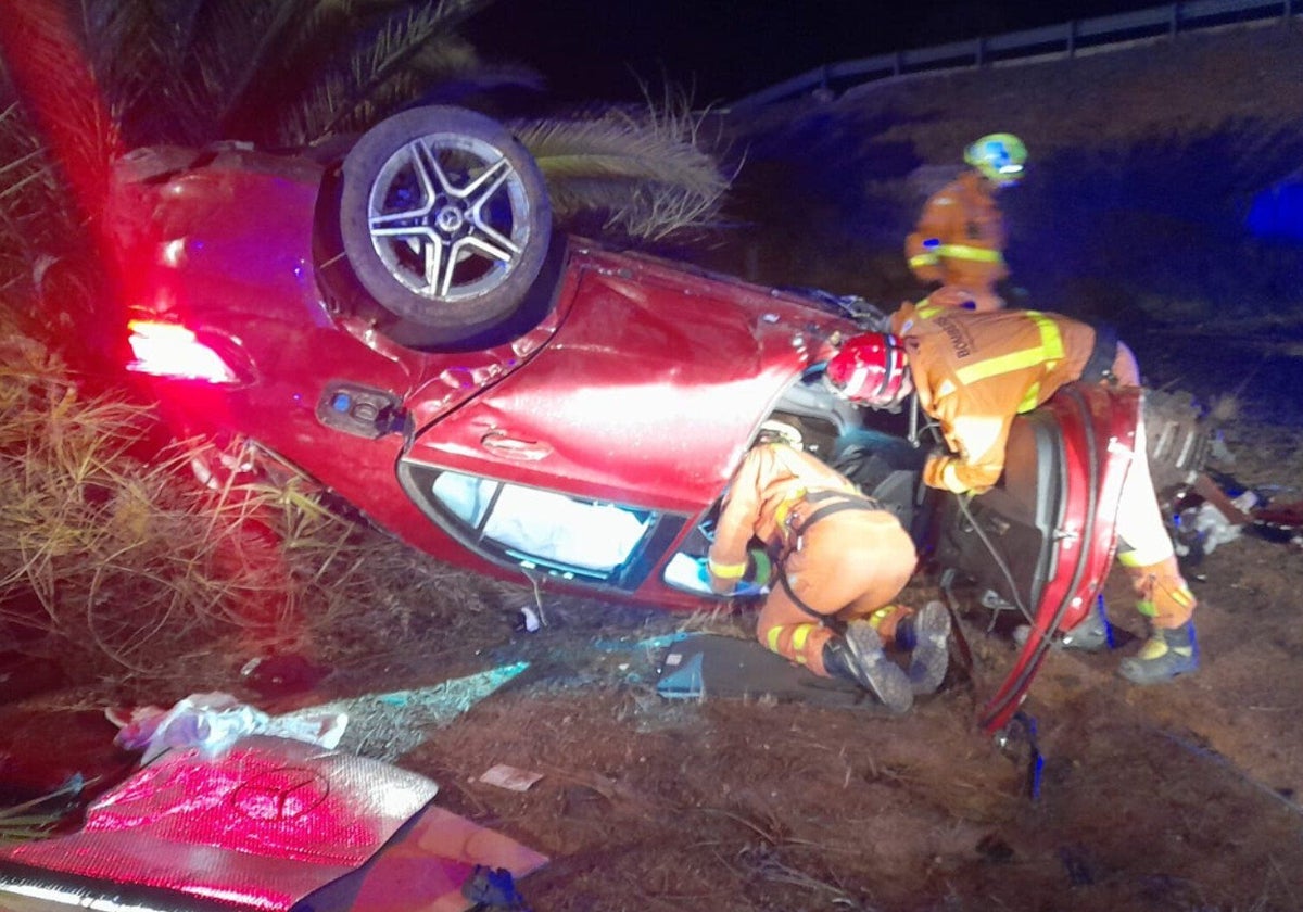 Coche volcado en Sagunto.