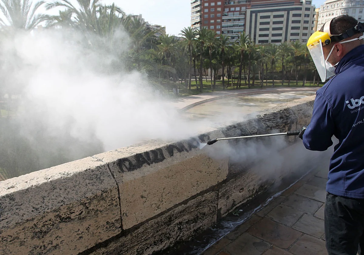 Valencia destina un millón de euros para la lucha contra los grafitis que dañan el patrimonio cultural 