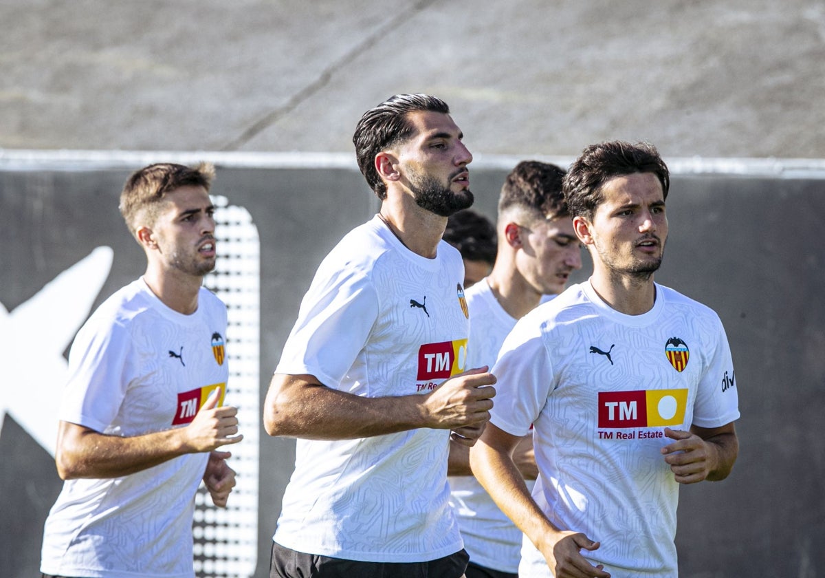 Rafa Mir, en un entrenamiento de pretemporada entre Alberto Marí y Guillamón.