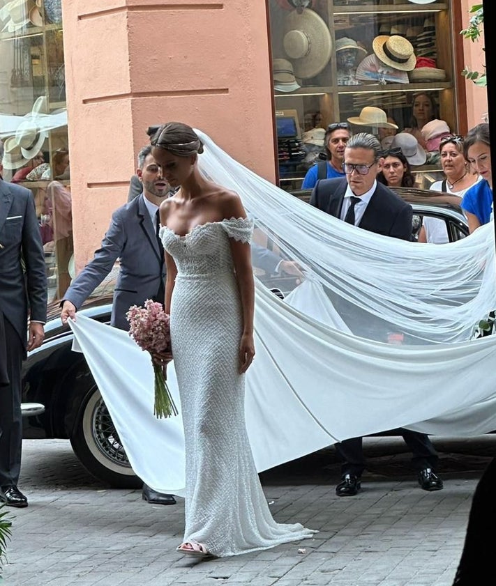 Imagen secundaria 2 - Laura María y Manuel en el día de su enlace y preparación del banquete en el Huerto de San Vicente de Picanaya.