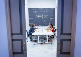 Inicio de la reunión en la sede empresarial.