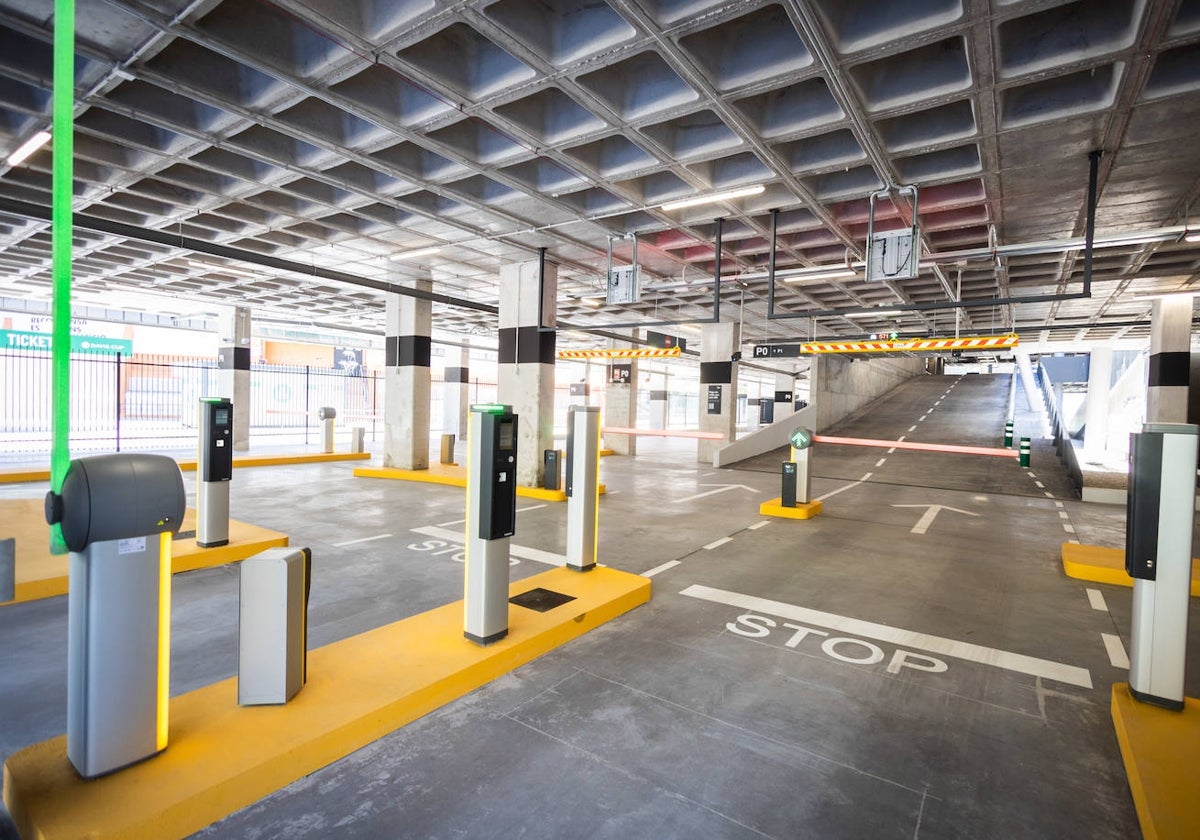 Interior del parking en altura del Roig Arena.