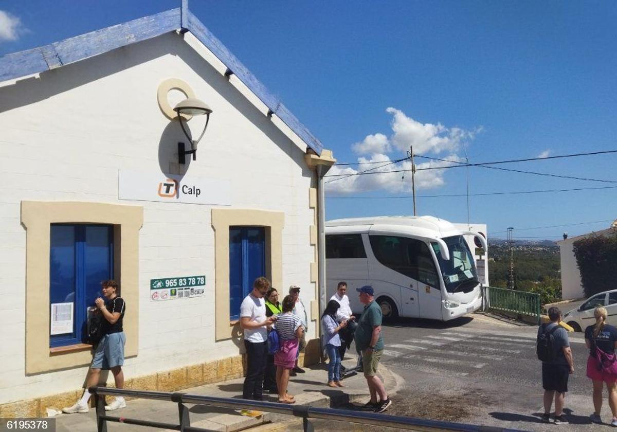 TRAM ofrece desde este lunes autobuses entre Altea y Calp por las obras en los viaductos de Algar y Mascarat
